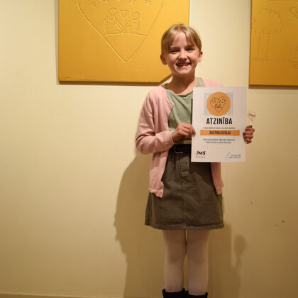 Austra Ozola ar savu darbu apbalvošanas ceremonijā